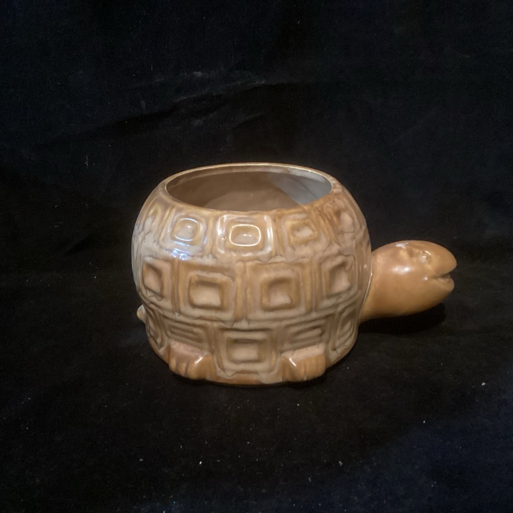 McCoy #740 Smiling Turtle Planter.
